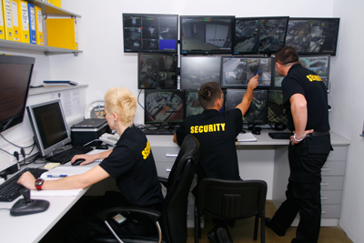 Prikaz varnostno nadzornega centra z video nadzornim sistemom